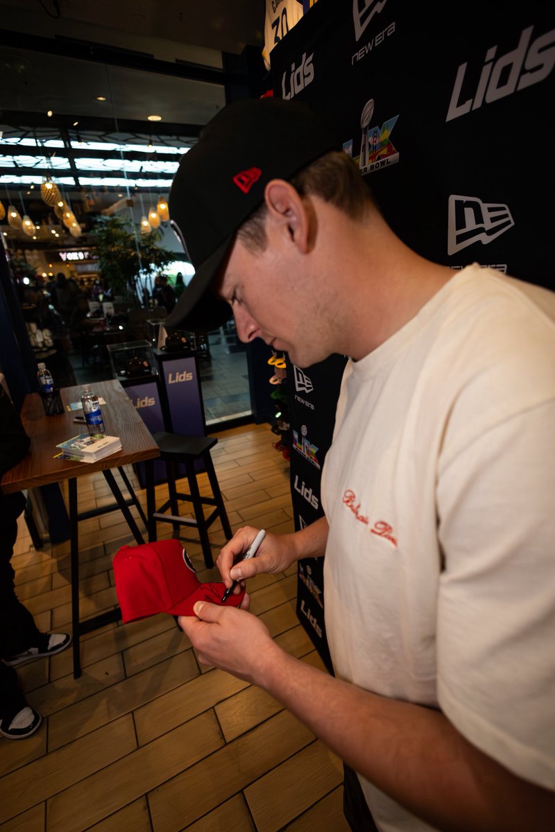 lids's tweet photo. Huge Shoutout to @MacJones_10 for stopping by our @westfieldvf Lids location in partnership with @NewEraCap to kick off Super Bowl weekend! 🏈🔥 https://t.co/xPBn5opmsi