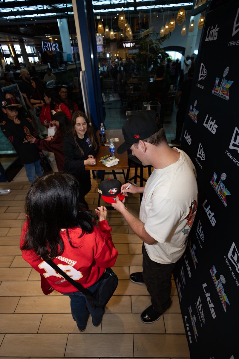 lids's tweet photo. Huge Shoutout to @MacJones_10 for stopping by our @westfieldvf Lids location in partnership with @NewEraCap to kick off Super Bowl weekend! 🏈🔥 https://t.co/xPBn5opmsi