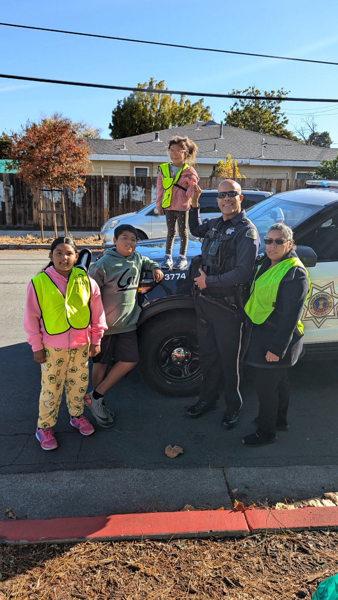 We love helping our neighborhood associations any time we can! This morning, SJPD joined the Cadillac Winchester Neighborhood Association at Friendship Park to beautify this wonderful public space as part of their monthly litter pickup event.