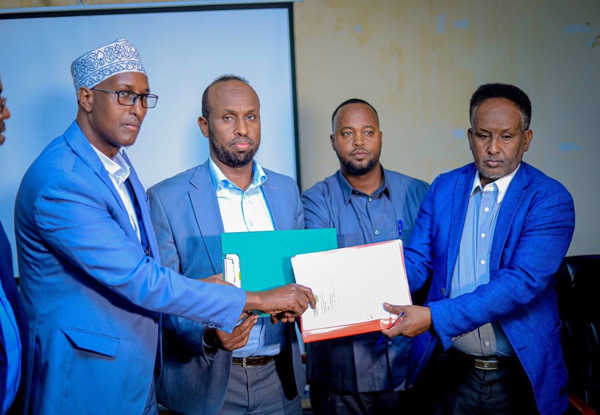 MoICNG's tweet photo. #Sawiro: Agaasimaha guud ee Wasaaradda Warfaafinta ayaa xilalkii u kala wareejiyey Agaasime waaxeeddadii cusbaa iyo kuwii hore. https://t.co/oioW4hEvgu
