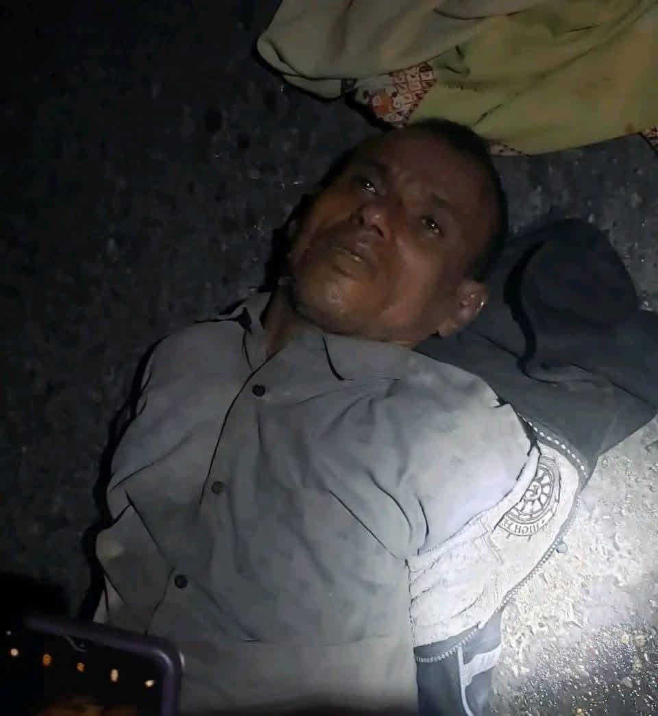 هااام.. 
هذا شخص مجهول تعرض لحادث في طريق الحديدة قرب مصنع نانا، وتوفي على الفور، ولم يتمكن أحد من التعرف عليه وعلى أسرته

*نسأل الله له الرحمة والمغفرة وانا لله وإنا إليه راجعون*

من يعرفه يتواصل مشكورًا مأجورًا على هذا الرقم 775297823