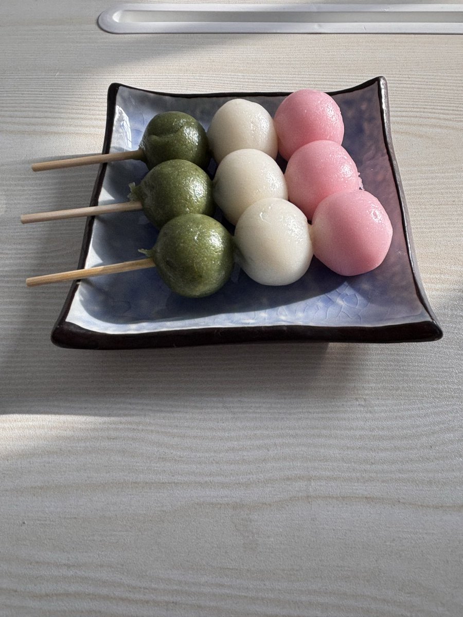 TheInkTest's tweet image. Finally get to try the legendary 3 color dango !