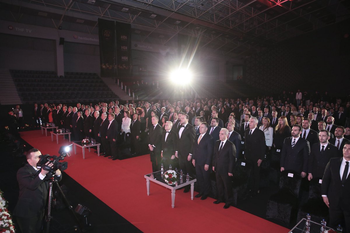 Hentbol_Fed's tweet photo. Yarım asırlık gurur, tek yürek tek aile 🤍

Türkiye Hentbol Federasyonu’nun 50. Yıl Gala Gecesi’nde; geçmişimize saygı durduk, emeği onurlandırdık, geleceğe umutla baktık.

Ulusal ve uluslararası paydaşlarımızla birlikte Türk hentbolunun 50 yıllık hikâyesini kutladık.

Nice 50 yıllara! 🇹🇷🤾🏻‍♂️🤾🏻‍♀️