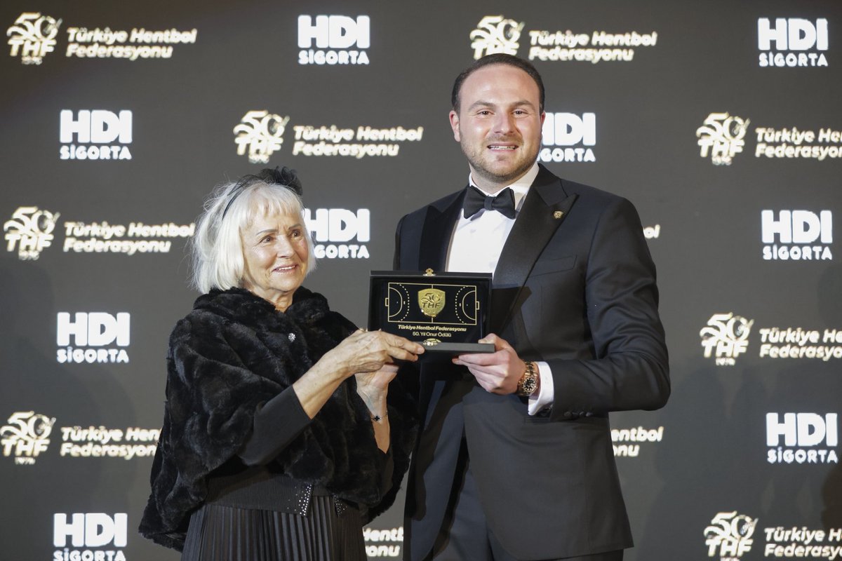 Yarım asırlık gurur, tek yürek tek aile 🤍

Türkiye Hentbol Federasyonu’nun 50. Yıl Gala Gecesi’nde; geçmişimize saygı durduk, emeği onurlandırdık, geleceğe umutla baktık.

Ulusal ve uluslararası paydaşlarımızla birlikte Türk hentbolunun 50 yıllık hikâyesini kutladık.

Nice 50