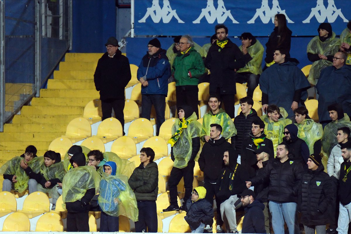CDTondela1933's tweet photo. Na entrada para o 🏟 os nossos adeptos receberam impermeáveis para a chuva ☔️🌧
Obrigado @estorilpraiasad 🙏
#SóTondela #EPFCDT https://t.co/xmZ05JZfGH