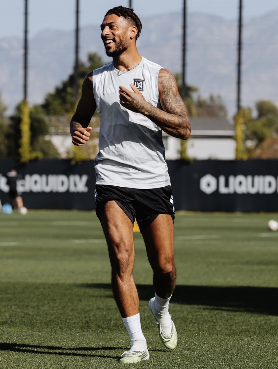 futebol_info's tweet photo. ⚠️ Los Angeles FC quer proposta melhor por Denis Bouanga após ver movimentação do Fluminense por Jhon Arias.

O Tricolor mantém o atacante franco-gabonês como prioridade e já possui um alinhamento financeiro com ele, mas o clube norte-americano faz jogo duro.

Após ver que o Flu ofereceu 20 milhões de euros (R$ 124 milhões) por Arias, o LAFC entende que o Tricolor tem condições de fazer uma oferta melhor por Bouanga.

O LAFC topa receber 15 milhões de dólares (R$ 80 milhões), desde que dentro das suas condições de pagamento. Para aceitar o parcelamento oferecido pelo Flu, os americanos exigem um valor maior.

O Tricolor mantém a proposta na mesa e espera que o estafe do atacante de 31 anos consiga a liberação. O Flu também mapeia o mercado em busca de outros nomes, caso o LAFC endureça o negócio.

🗞️ @geglobo | @GibaPerez | @jscmaldonado 
📸 Los Angeles FC