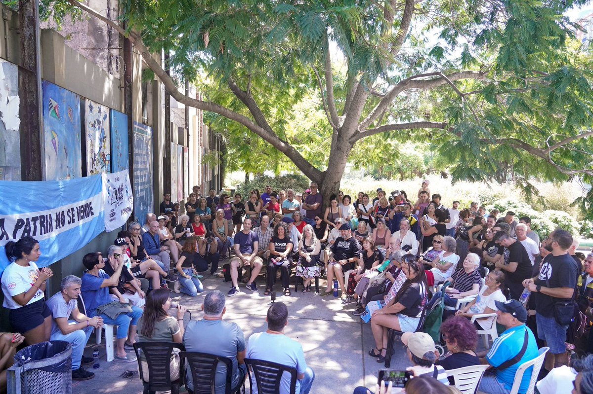 — La Reforma laboral de Milei y el FMI no es para crear trabajo, es para despedir. Con este gobierno ya perdimos 270.000 empleos. 

Hoy hablamos de esto en los barrios, en las plazas, en las esquinas y estaciones de tren.