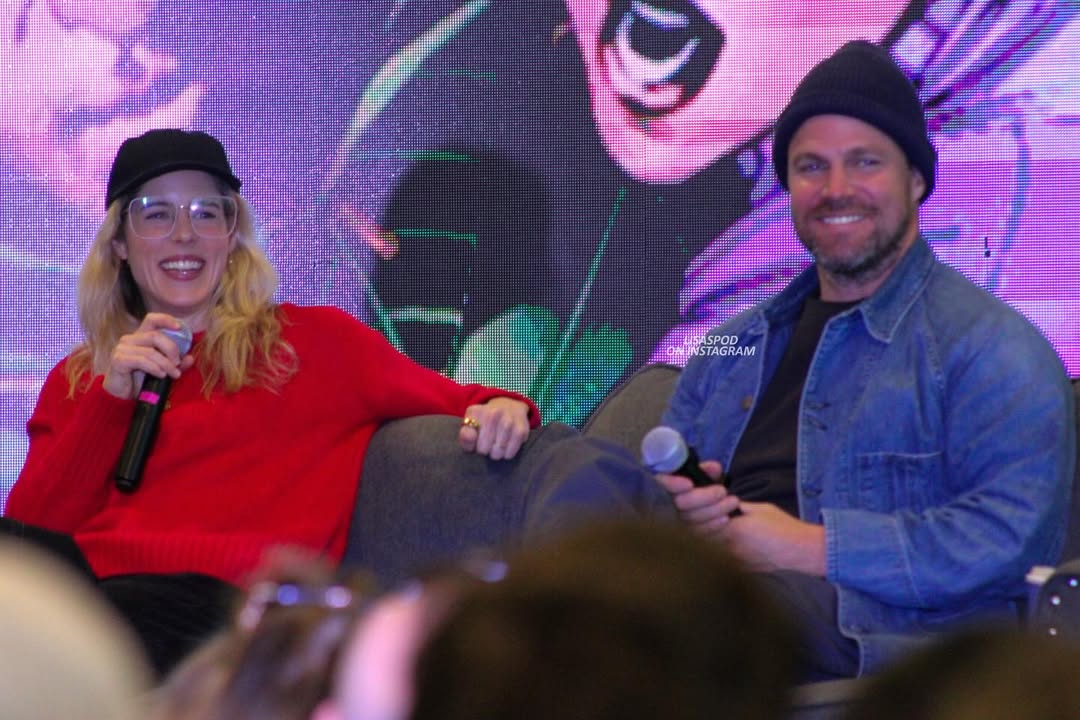 MY PARENTS 😍😭💚 
OLICITY4EVA 💚🏹💚🏹💚🏹
THEIR SMILES AAAAAAA 😭😍💚

First picture of Emily Bett Rickards and Stephen Amell together in 2026 😍😭💚