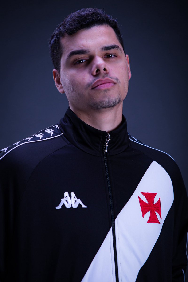 E após 4 anos…

⬆️: #NovaFotoDePerfil
⬇️: Foto que foi utilizada em todas as redes neste período

Justamente para marcar os meus 4 anos de Vasco da Gama. 💢😅

Grato por tudo. Continuemos.