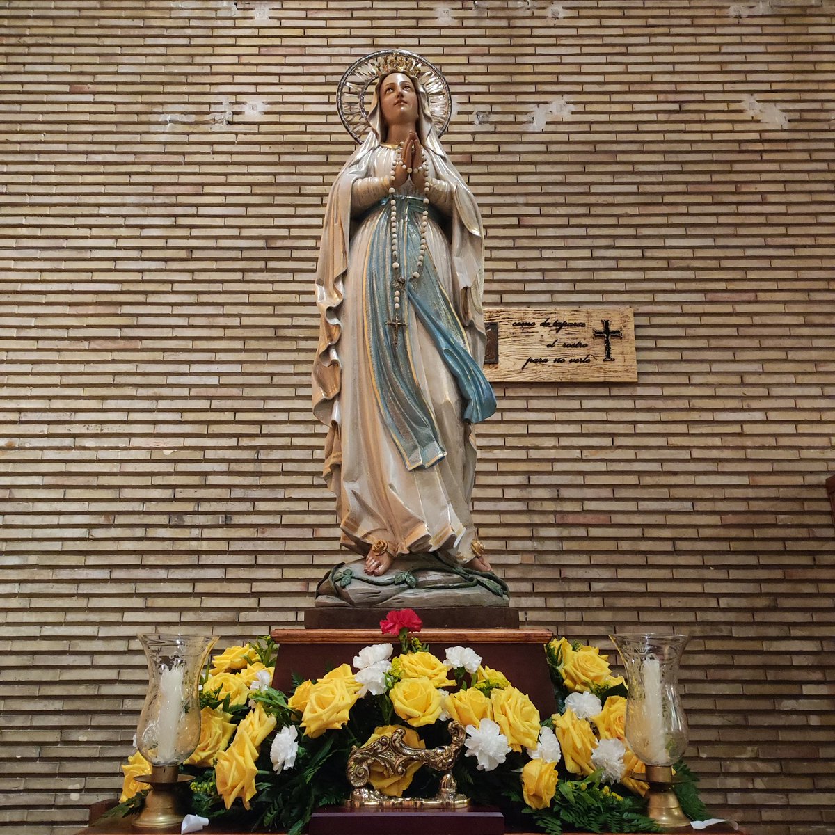 En la tarde de hoy hemos acompañado a los hermanos de la Real Archicofradía de Nuestra Señora de Lourdes en su Novena y posterior Procesión de Rosario de Velas por su feligresía.

Agradecemos el trato recibido.

#pilar26