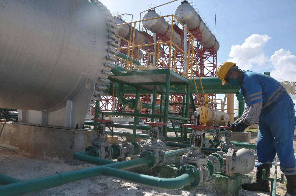 🛢️Incrementar la producción nacional de petróleo: tarea de primer orden para el país. Nuestra gente lo sabe y se enfrasca en ello.
¡Estamos #DePieYCombatiendo!

#Cuba #PetrolerosPorCuba