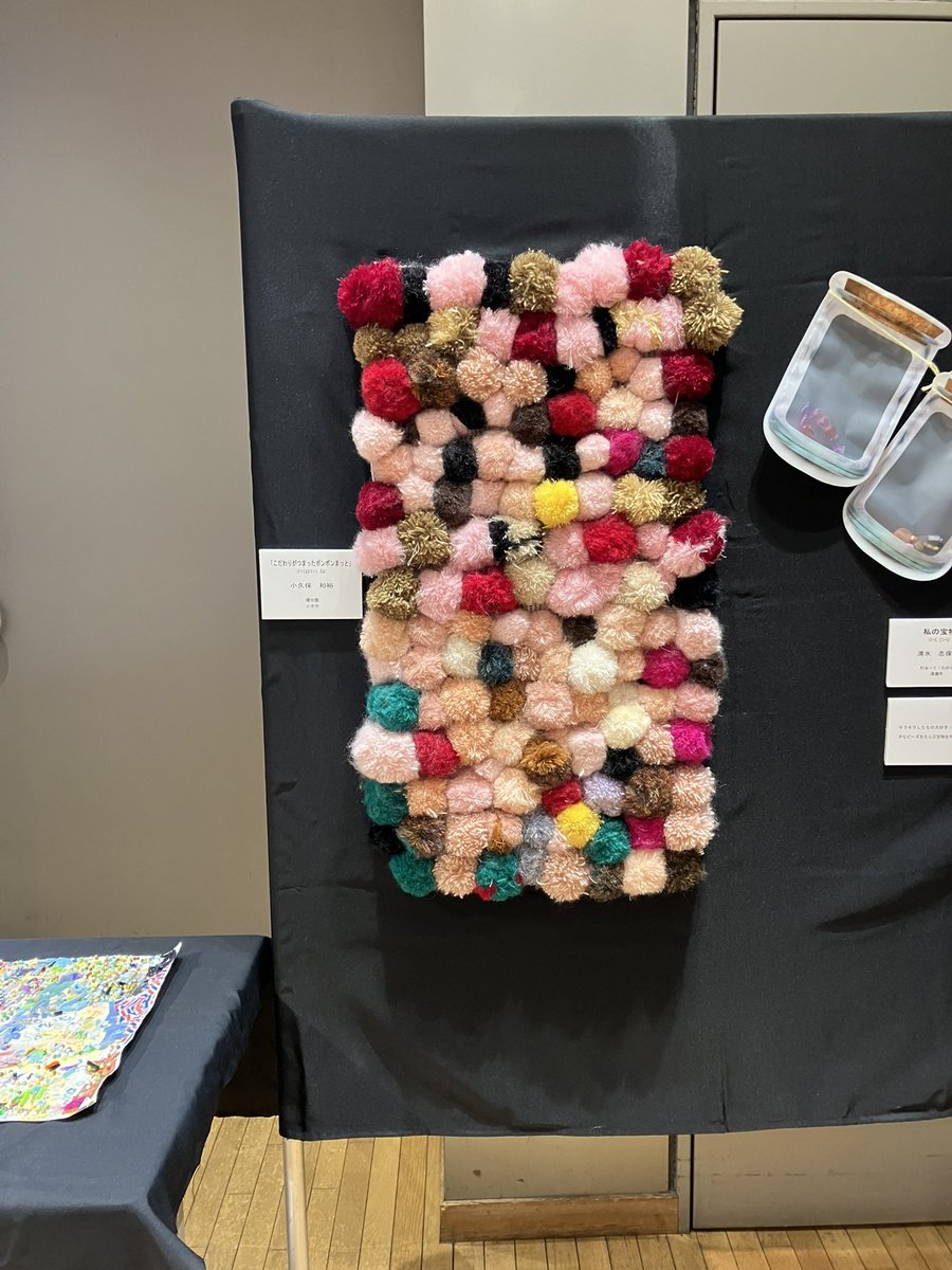 「ぴゅああーと展」見学報告第二弾！会場になっていた東久留米市役所は駐車場が満車で、大勢の人でごった返していたので、「こんなに盛況なんだ〜」と思いつつ歩んで行くと期日前投票への長蛇の列でした〜😃…からの日曜日の朝❄️おはです💕今日は5作品のご紹介😊靴ペイントやボンボンは制作一年位😊✌️