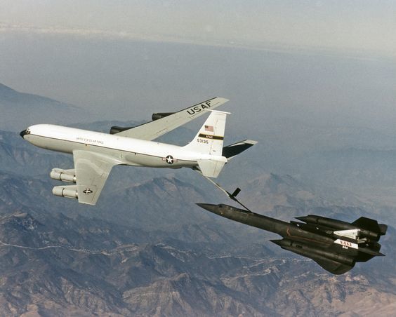 OnAviation_EN's tweet photo. The SR-71 Blackbird first flew in 1964 and could survey tens of thousands of square kilometers in a single mission. Flying above 25,000 meters at speeds exceeding Mach 3, it outran every known missile threat. Only 32 aircraft were built, yet none were ever shot down. https://t.co/omclgEEM3f