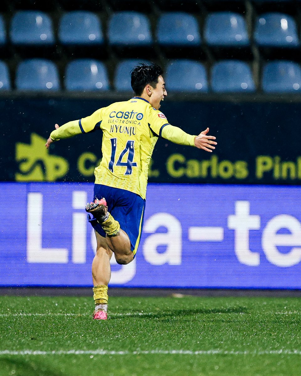 Vsports_pt's tweet photo. Arouca dá a volta ao marcador e vence o Vitória SC por 3-2, em jogo da 21.ª jornada da Liga Portugal Betclic.
#LigaPortugalBetclic #VSPORTSLPBETCLIC #EPOCA2526 #JORNADA21 #FCAVSC #FCA #VSC https://t.co/j9aEl8sUAv