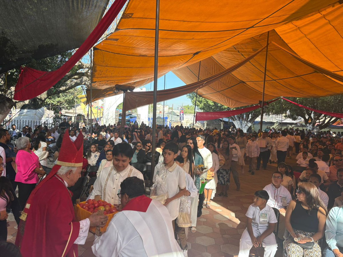 Dios sigue teniendo su Historia de Salvación a través de la Fe de su Pueblo y la ópera de su Gracia.
Hemos celebrado la
eucaristía y confirmaciones en la parroquia de San Pablo de AXOCHIAPAN. 
Encontré corazones bien dispuestos y animados.
DEO GRATIAS!