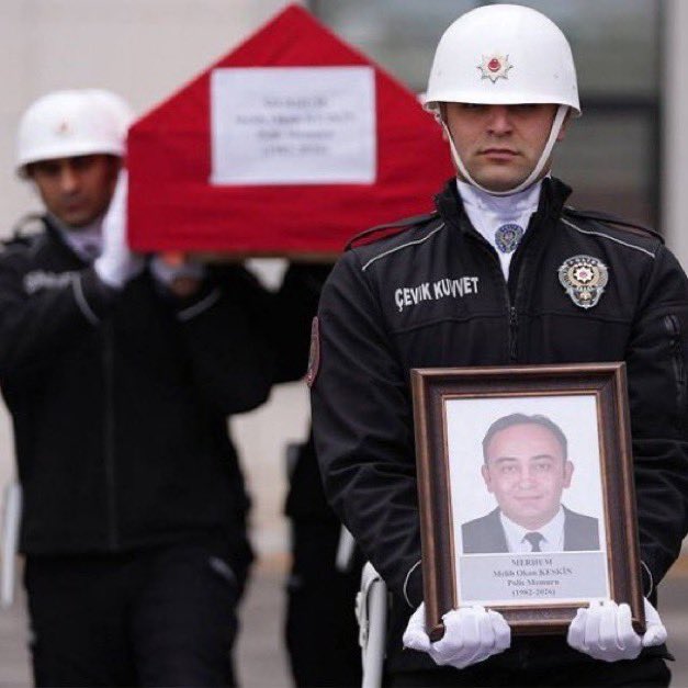 Elini bile kaldırmamış bir polisi,Tüvtürk denen yerde it sürüsü gibi saldırıp caniler öldürmüşler.
Görüntüler ortada!
Bir Polis,bir baba,bir Can,bir aile parçalandı!
ATEŞ DÜŞTÜĞÜ YERİ YAKIYOR!
#AnkaradaPoliseAdalet
#TüvtürkKapatılsın