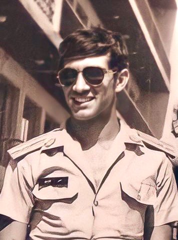 ایشون بازیگر هالیوودی نیست
برادر منه😢

افسر شهربانی شاهنشاهی که توسط جانوران وحشی اسلامی در اوایل سال ۱۳۵۸ اعدام شد. (عکس دوران دانشجویی) 
بعدا درباره‌اش مینویسم.

هیچوقت اینجا از خودم نگفتم، اینو پست کردم که به کسایی که اینروزا عزیز از دست دادن بگم همدردیم
#مرگ_بر_جمهوری_اسلامی