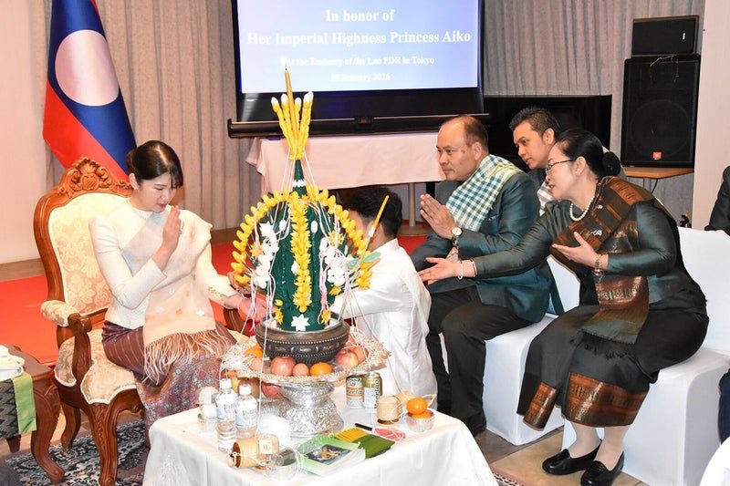 最近見かけるこの写真、てっきりラオス旅行の時のものだと思っていましたが、日本国内のラオス大使館でのものだったのですね。
なんとまあ…
ご自身の立場というものをどうお考えなのでしょう。