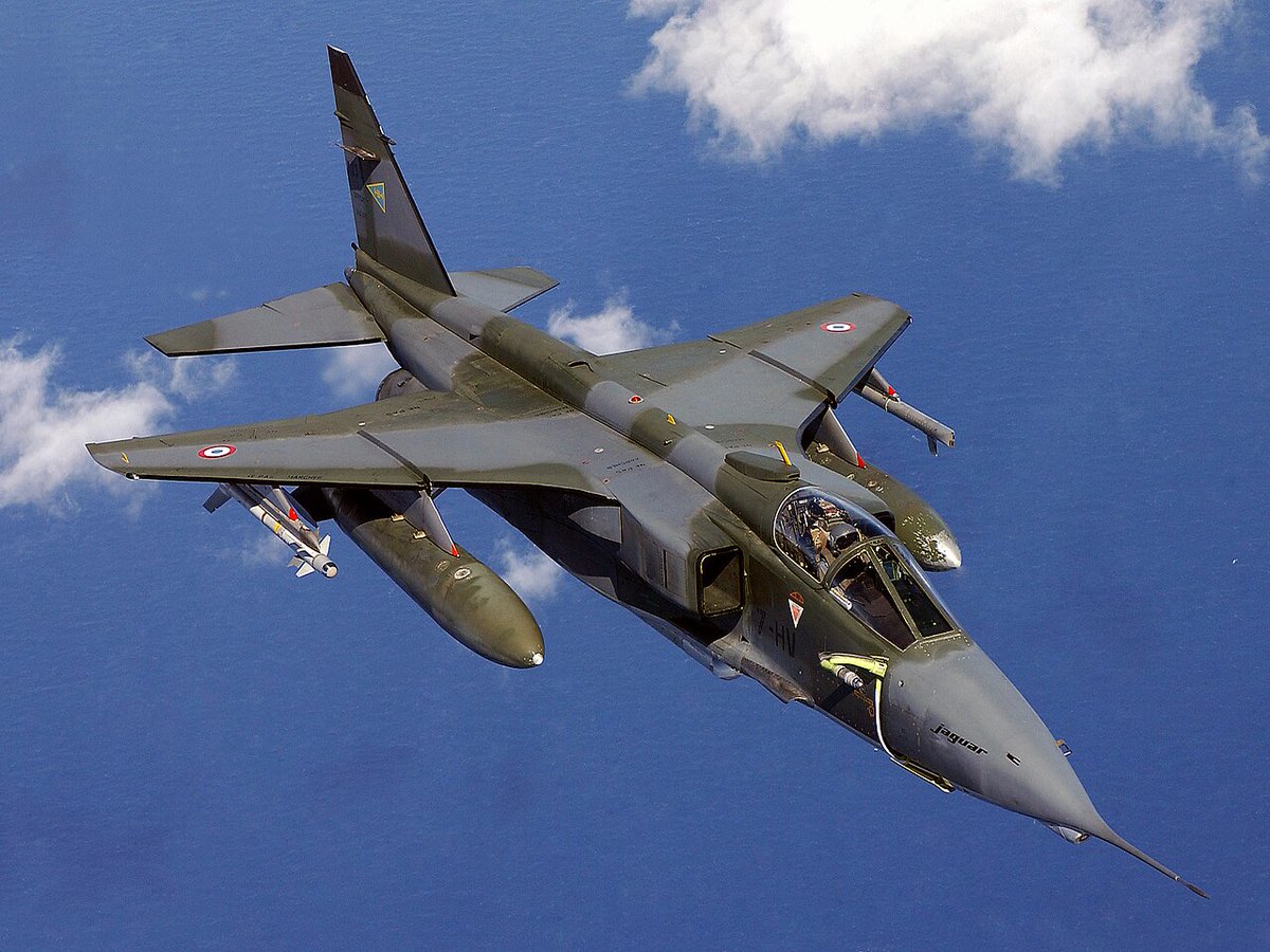 OnAviation_EN's tweet photo. The SEPECAT Jaguar first flew in 1968 as a joint British-French project. Designed for low-level strike missions, it prioritized stability and payload over agility. Over 500 units were built, serving in Europe, Asia, and the Middle East for decades. https://t.co/JtcEqZ5Lnb
