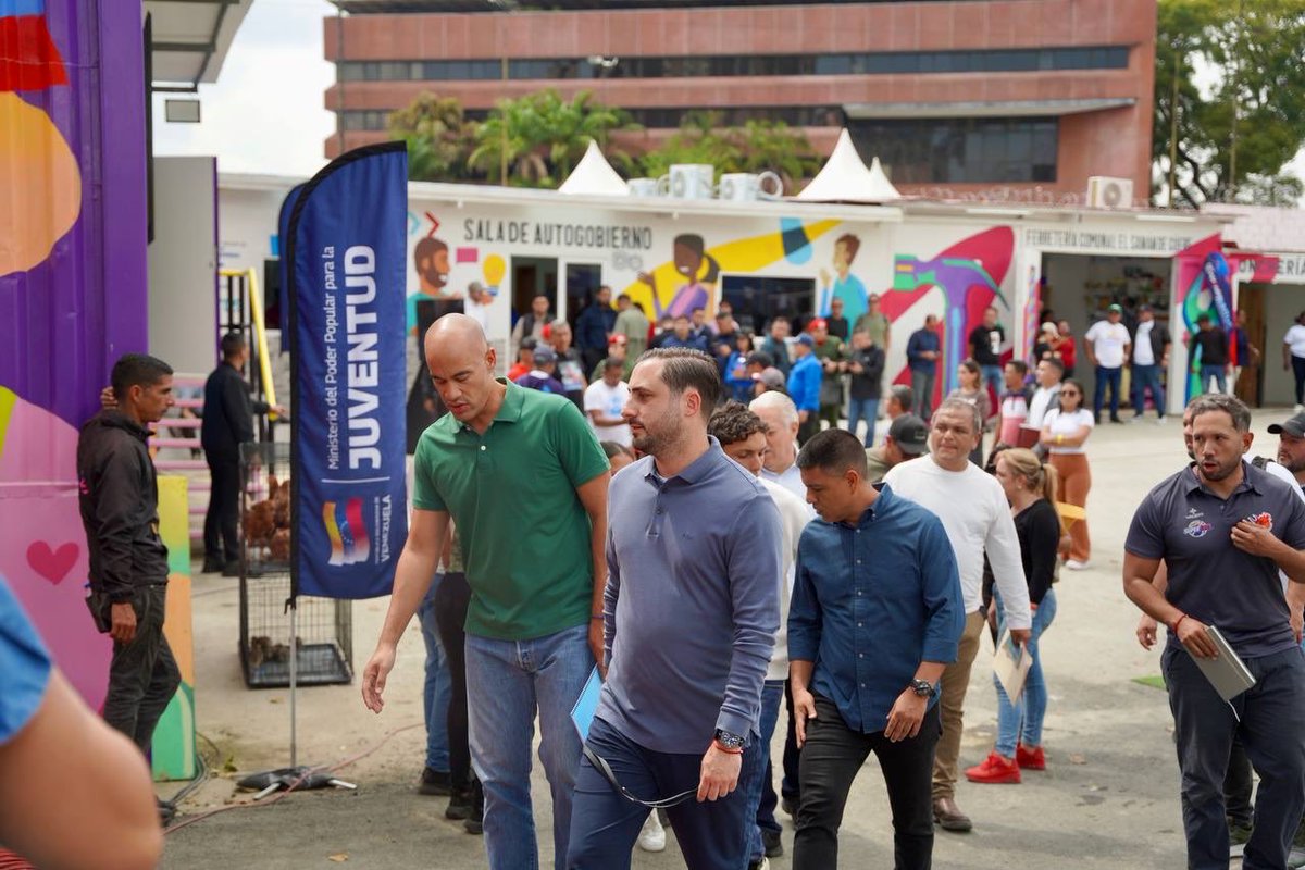 pinfantea's tweet photo. Acompañamos a la Presidenta Encargada Delcy Rodríguez en la jornada social y económica dela Ciudad del Emprendimiento “Samán de Güere”, ubicado en Los Cortijos , en el municipio Sucre del estado Miranda.

¡Continuamos fortaleciendo  la economía comunal y la protección integral del pueblo! ✊🏾