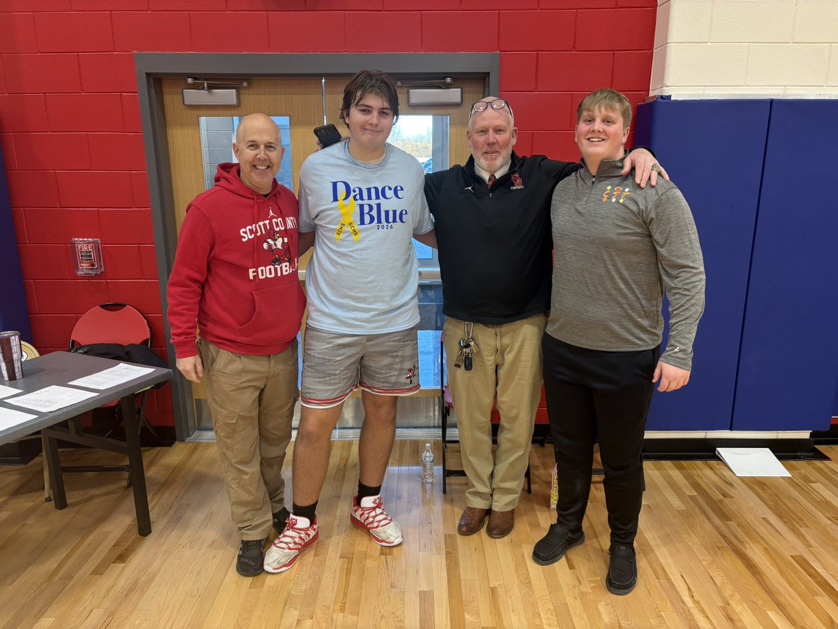 cards_football's tweet photo. Loved watching JJ Rhode play 9th grade Hoops today! Kid is huge & athletic! Already has an @EKUFootball offer! Flanked on the other side by Grant Griesser Class of โ28. #Roadgraders #FootballMattersHere https://t.co/3Hqg0XGUKZ