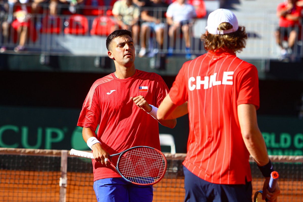 TeamChile_COCH's tweet photo. ¡SERIE DEFINIDAAAA! 😮‍💨😎🎾

Nicolás Jarry y Tomás Barrios decretaron la victoria chilena frente a Serbia (3-0) en Copa Davis, luego luego de vencer por doble 6-4 a Matej e Iván Sabanov.

Ahora, en la segunda ronda de los Qualifiers, Chile recibirá a España 🇪🇸 en una fecha a definir entre el 18 y 20 de septiembre. 

#VamosTeamChile 🇨🇱