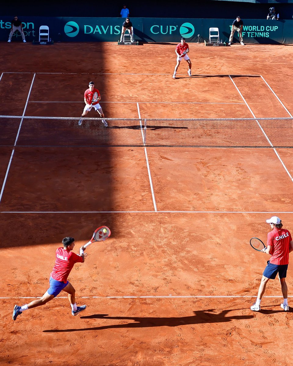 TeamChile_COCH's tweet photo. ¡SERIE DEFINIDAAAA! 😮‍💨😎🎾

Nicolás Jarry y Tomás Barrios decretaron la victoria chilena frente a Serbia (3-0) en Copa Davis, luego luego de vencer por doble 6-4 a Matej e Iván Sabanov.

Ahora, en la segunda ronda de los Qualifiers, Chile recibirá a España 🇪🇸 en una fecha a definir entre el 18 y 20 de septiembre. 

#VamosTeamChile 🇨🇱