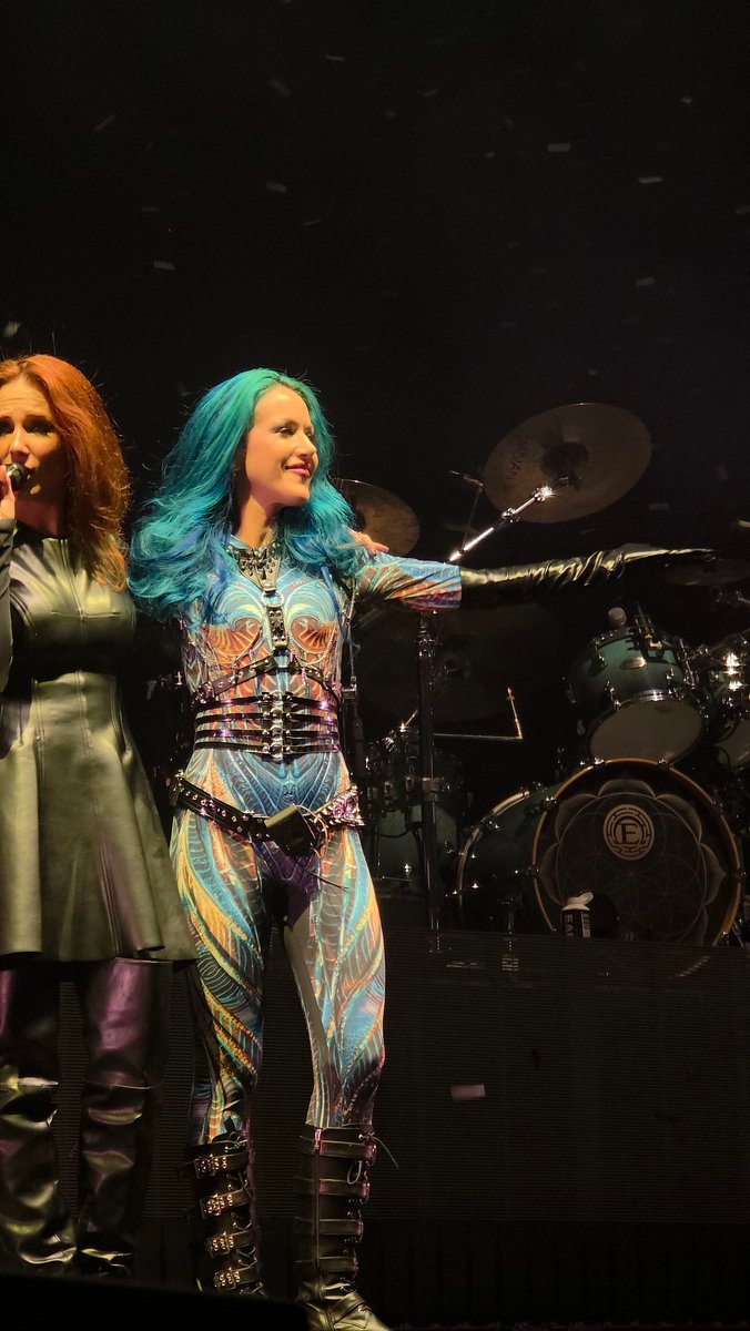 star_lit_skies's tweet photo. GFHWJFJWJJDJWKDKW ALISSA WHITE GLUZ CAME OUT AT THE EPICA CONCERT BIYCHHHHHHHH HOLY SHIT I CRIED I SCREAMED IF GOD HATES GAYS WHY DO WE KEEP WINNING IM SPEECHLESS AND SHOCKED AND HAPPY https://t.co/nOQ1lge3nQ