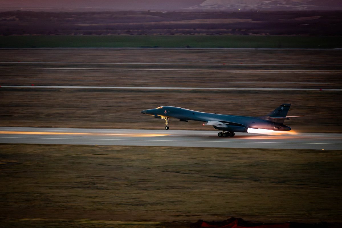OnAviation_EN's tweet photo. The B-1B Lancer entered service in 1986, designed to fly at low altitude at high speed to evade radar. With variable-sweep wings and a payload exceeding 34 tonnes, it blurred the line between bomber and penetration aircraft. A total of 100 units were built for the US Air Force. https://t.co/stNobiuz8I