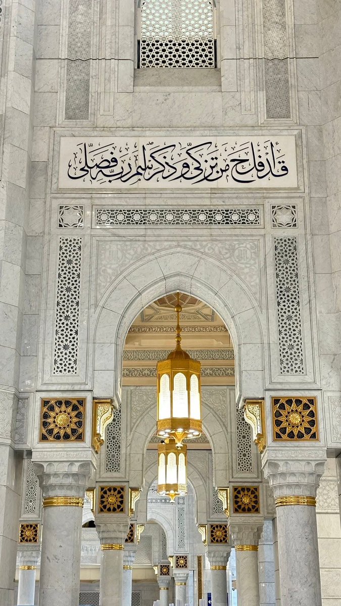 "Zorlaşan her şey kolaylaşır. Daralan her şey ferahlar. Çünkü Allah, O'ndan hayır uman kulunu asla yüzüstü bırakmaz."