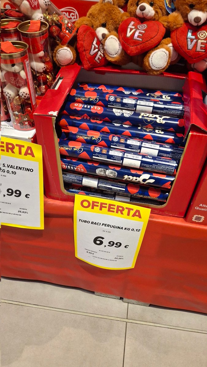 DFieni87454's tweet photo. San Valentino o san business? Cene nei ristoranti cioccolatini perugina lindt tutta robaccia che fa salire la glicemia poi .. e un business che non é amore ..l'amore a mio parere si dimostra in altri modi che con l'orsetto e il cioccolatino!! Società difficile https://t.co/gtafzXjsoo