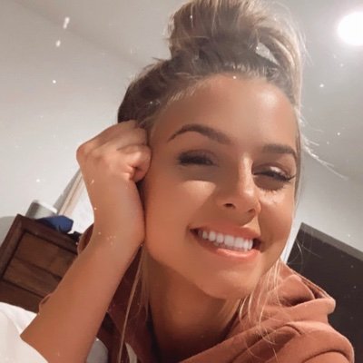 Sending a text to the reader with this pic.

"Just thought of you. Wanna come over?"