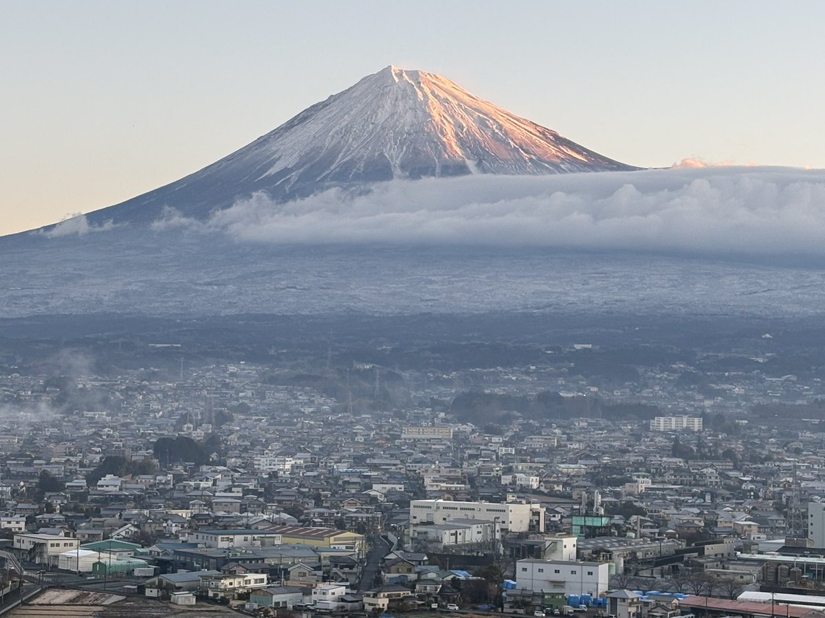 朝の富士山
右から雲が流れてきた
寒いから歩いて身体を温める