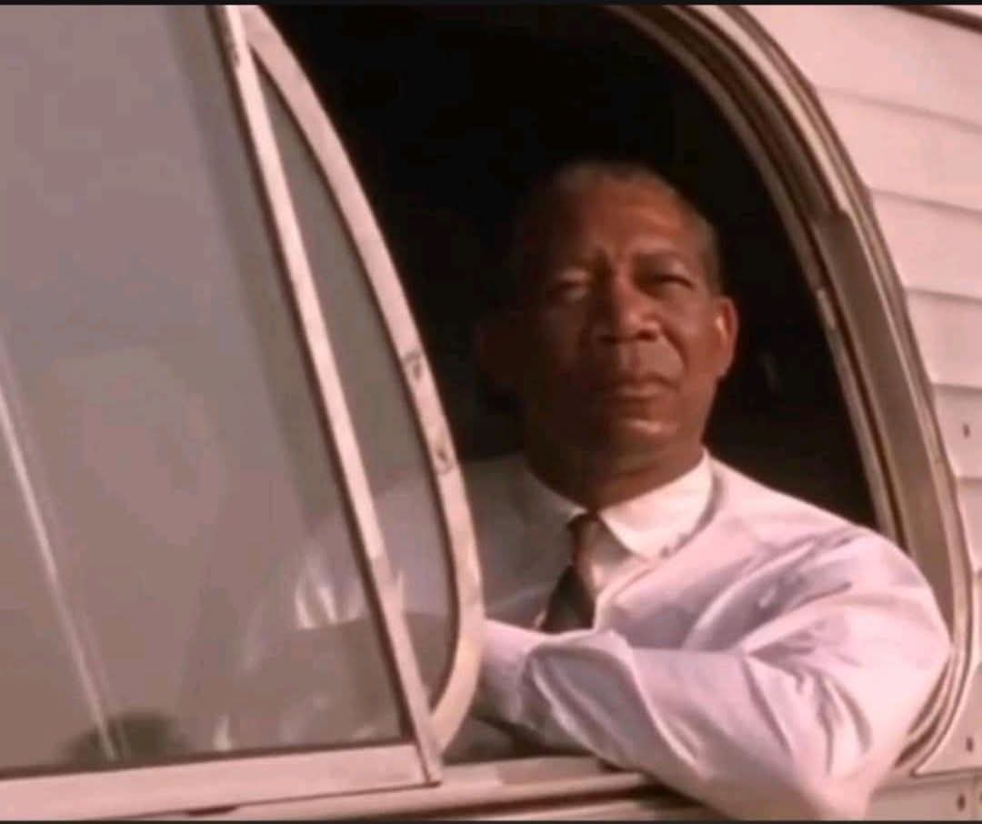 Dijo una vez Morgan Freeman: 
“Tener la posibilidad de herir a quien nos hirió y no hacerlo, eso es lo que realmente nos distingue de ser como ellos. La verdadera fuerza no está en la venganza, sino en el control, en elegir la paz sobre el rencor y en demostrar que somos más