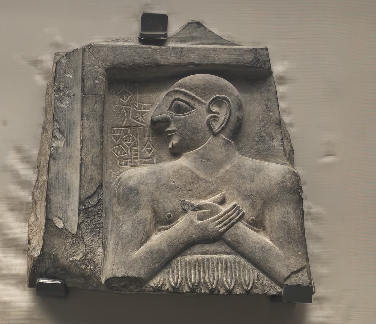 حاكم مدينة #لكش
تُظهر هذه الحدارية الحجرية إناناتوم الأول، حاكم مدينة لكش (حوالي 2420 ق.م)، ويداه مطويتان في وضعية التعبّد. ويسجّل النقش خلفه أسمه. ومن المرجّح أن الجدارية كانت مثبّتة على جدار معبد أو مزار. 
#المتحف_البريطاني 
#British_Museum
كاميرتي