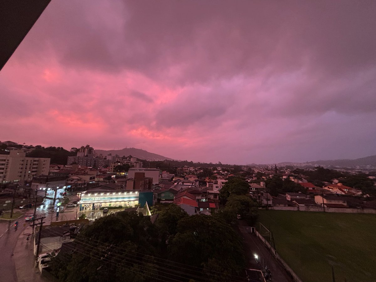 15h53's tweet photo. por do sol com nuvens https://t.co/rAu11H0VKm