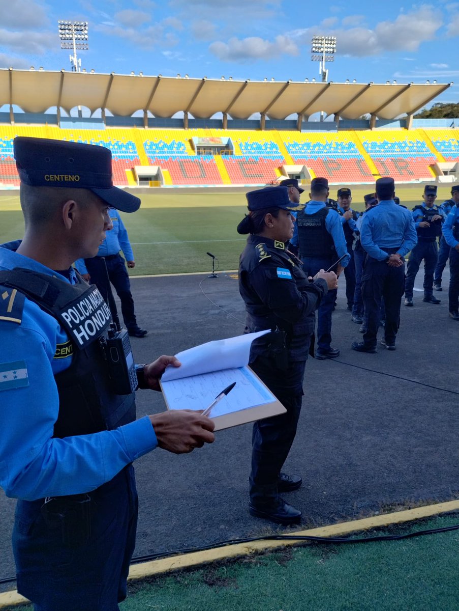 DTelematicaPNH's tweet photo. 👮📡¡Sin falta en cada evento!

Hoy apoyamos a los funcionarios que brindan seguridad en los diferentes anillos del Estadio Nacional durante el evento deportivo Motagua vs. Victoria al entregar radios de comunicación portátil

#direccionpolicialdetelematica #telecomunicaciones https://t.co/TuEPcqAuJP