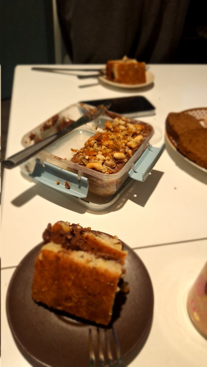 self_advisor's tweet image. Машынька встретила
Мы с мамой готовили торт и я привезла его сюда