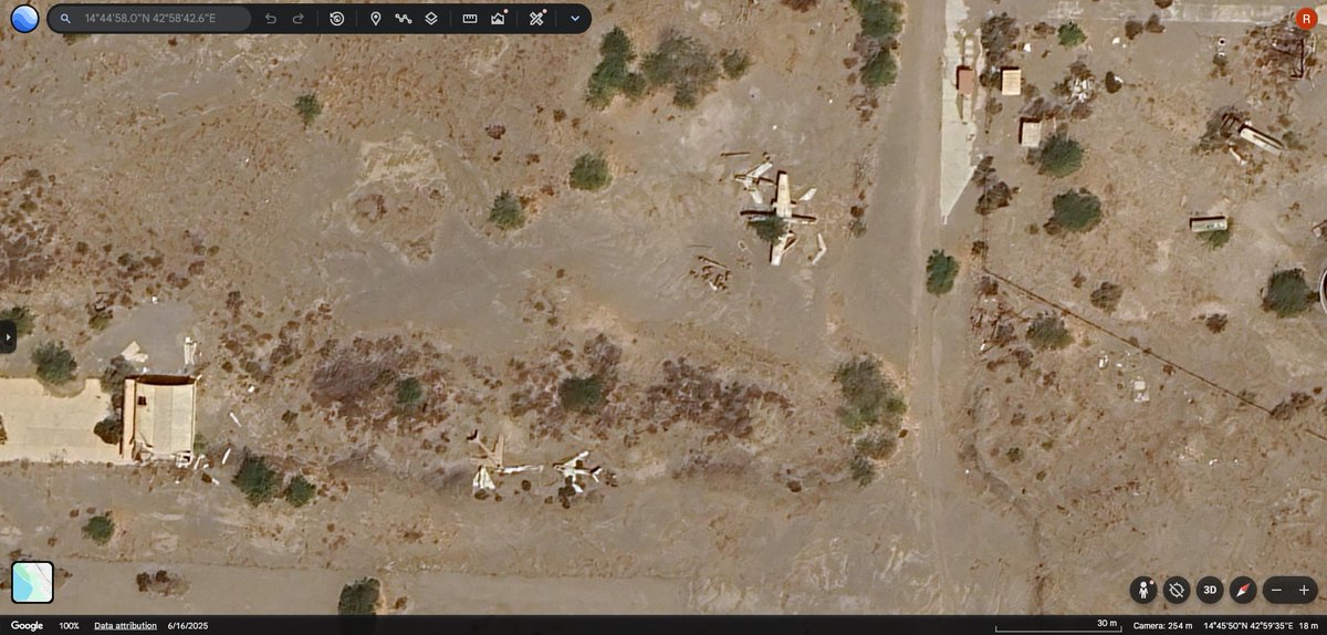 Hartmann1FjD's tweet photo. Yemen🇾🇪
Hodeidah airport, filled with abandoned aircraft.
1x Ilyushin Il-14
9x Ilyushin Il-28
3x MiG-17
3x MiG-21
Coordinates: 14°44'58.0"N 42°58'42.6"E
#yemen #arab #aviation #abandoned #ilyushin #history #googlemaps #googleearth #satellite #airforce #fishbed #fresco https://t.co/b1vmBx1UL6