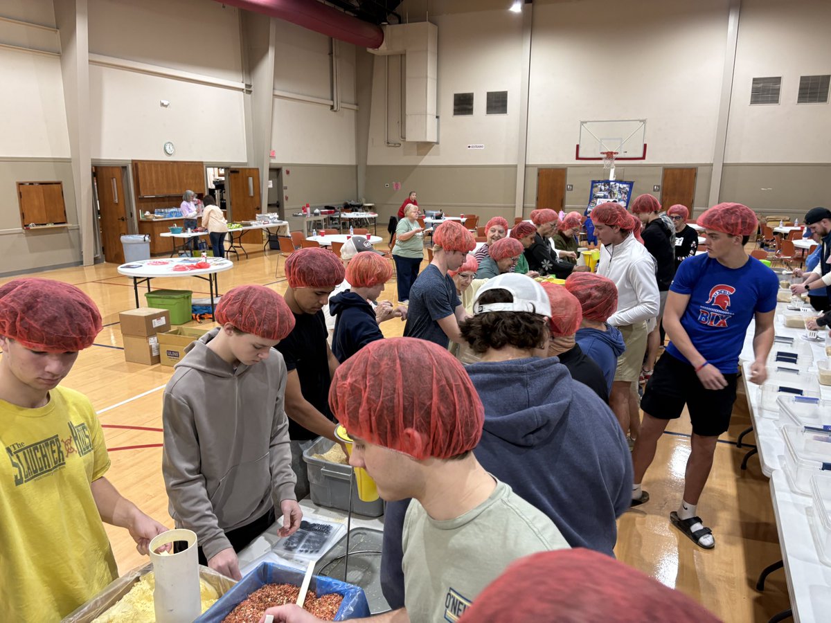 Coach_R_Flowers's tweet image. I appreciate the @BixbySpartanFB players that came to Bixby Methodist Church to volunteer and help make meal packets for over 22,000 people. #SELFLESS