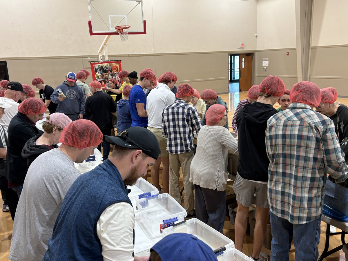 Coach_R_Flowers's tweet image. I appreciate the @BixbySpartanFB players that came to Bixby Methodist Church to volunteer and help make meal packets for over 22,000 people. #SELFLESS
