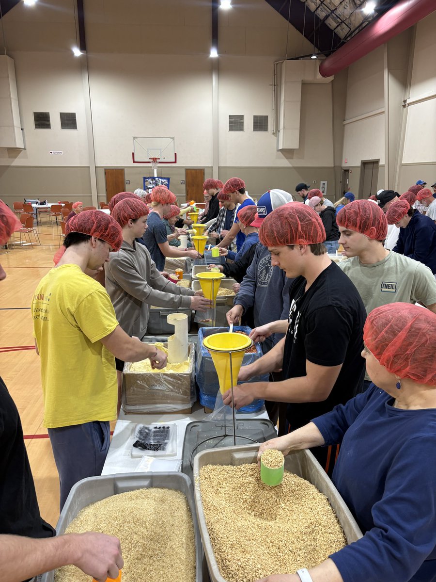 Coach_R_Flowers's tweet image. I appreciate the @BixbySpartanFB players that came to Bixby Methodist Church to volunteer and help make meal packets for over 22,000 people. #SELFLESS