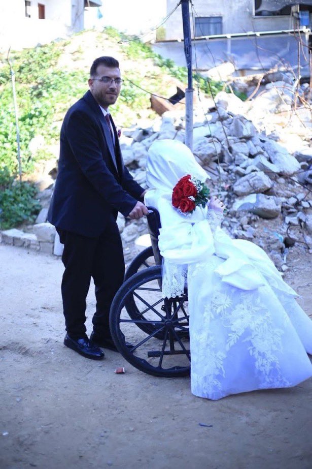 ما شاء الله 

عروسين من غزة قهروا كل الظروف وكان فرحهم اليوم 

لا شيء كغزة.