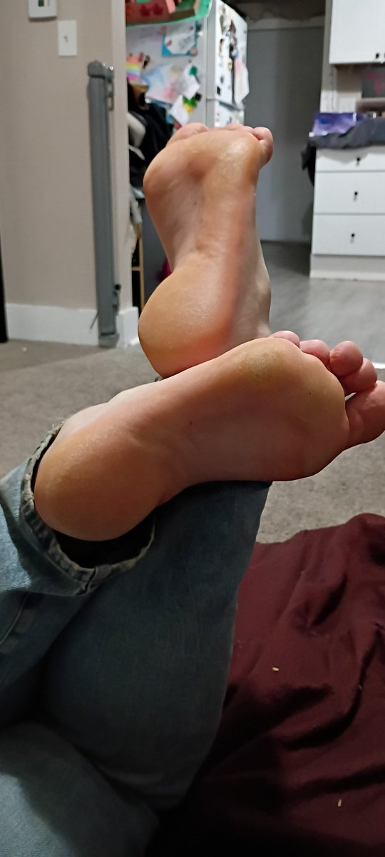 daddy's feet are so soft and tempting 

Who's gonna be a good bitch and suck them clean 🤤😂

Cashmaster findom cuck fag