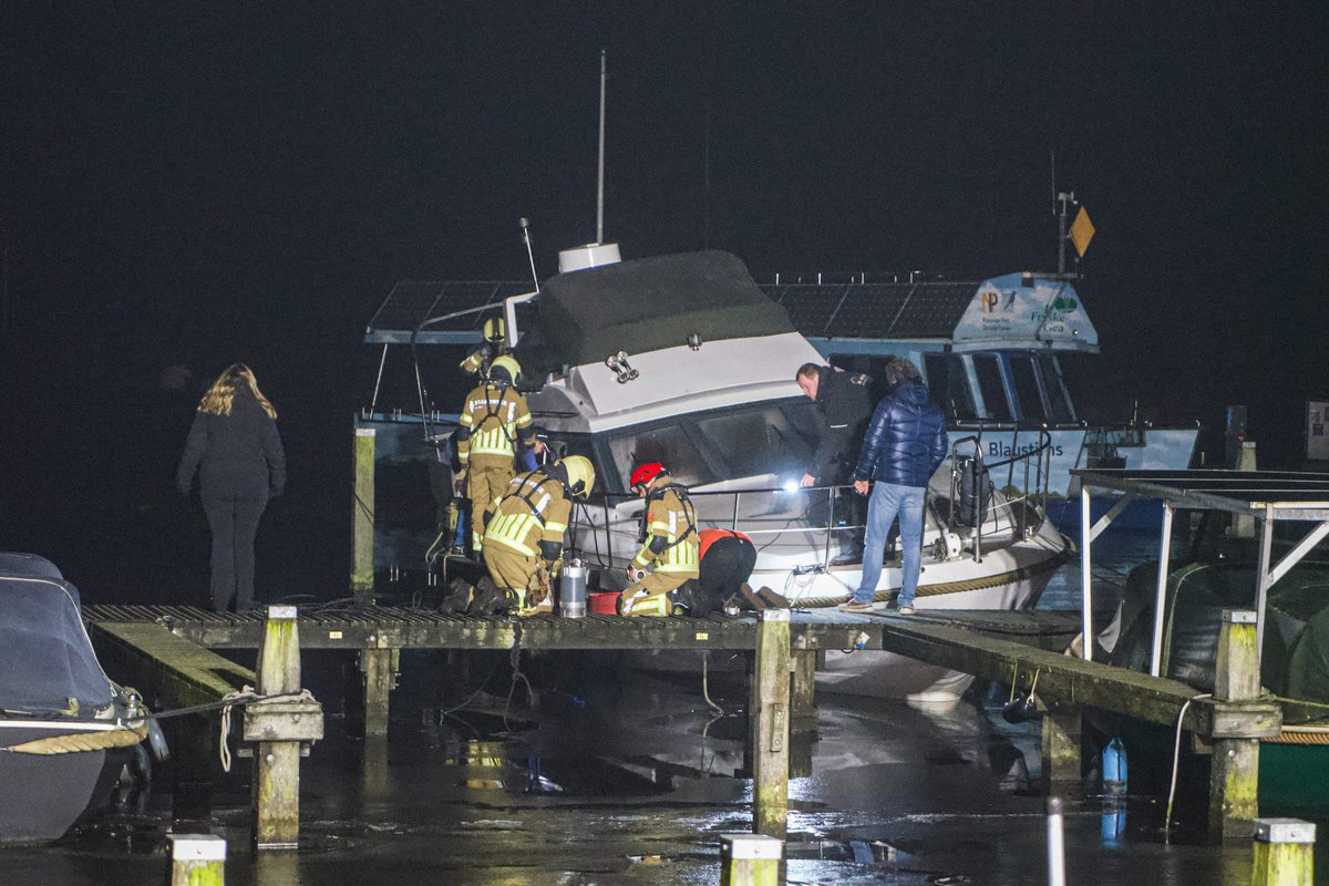 Brandweer pompt zinkende boot leeg in haven Earnewâld