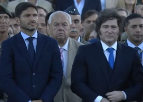 TodoNegativo's tweet photo. Pullaro le presta la provincia a Milei para hacer su circo lamentable. Que nunca se te olvide: Pullaro y Milei son lo mismo. https://t.co/wK5DbpH0HN
