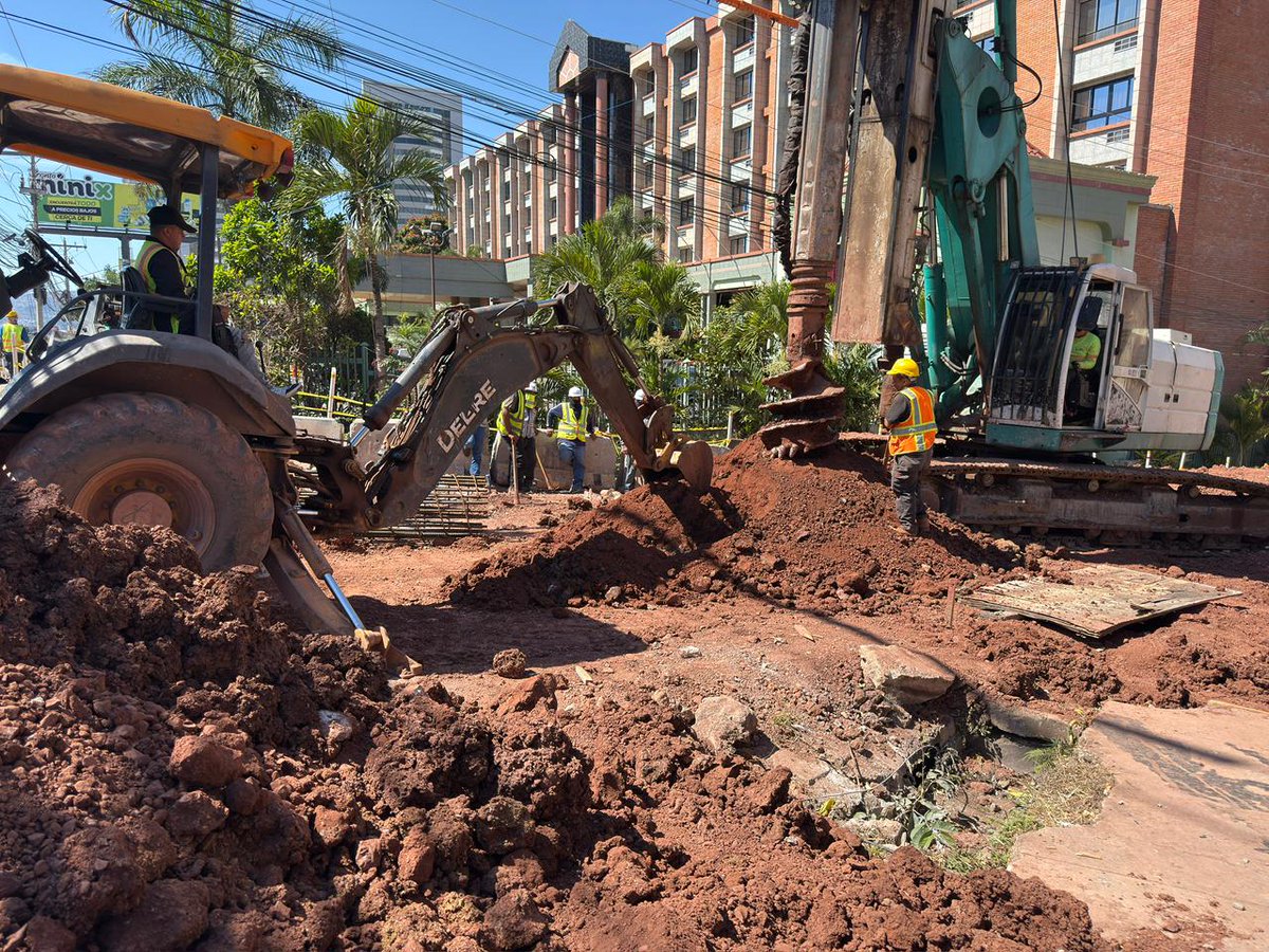 Hoy estuve supervisando personalmente el proyecto del túnel Florencia-Suyapa para verificar los avances y asegurar que cada etapa se cumpla con la calidad que nuestra capital merece. 

Estamos cuidando cada detalle técnico y administrativo para que pronto este sector deje de ser