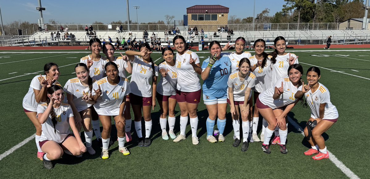 Results for today: 

Varsity 1-1 
⚽️ Evelyn 

Maroon 2-1 
⚽️⚽️ Abby 

Gold 1-0 
⚽️ Jaz

Back at home to close out first round of district! 

#GODEER