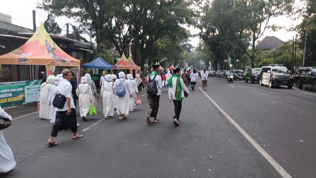 RadioElshinta's tweet image. Peserta Mujahadah Kubro 1 Abad Nahdlatul Ulama mulai bergerak menuju Stadion Gajayana, Kota Malang, Jawa Timur menjadi tempat pelaksanaan Mujahadah Kubro yang akan dihadiri langsung oleh Presiden Prabowo Subianto, Minggu (8/2). 📸Ahh

#Mujahadah #NahdlatulUlama #Gajayana #Malang