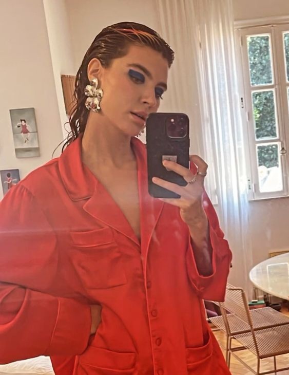 a foto mais confusa do mundo porque até onde soube esse figurino e maquiagem foi pra vinheta de fim de ano de 2023 e do nada um peito cabeludo kkkkkk